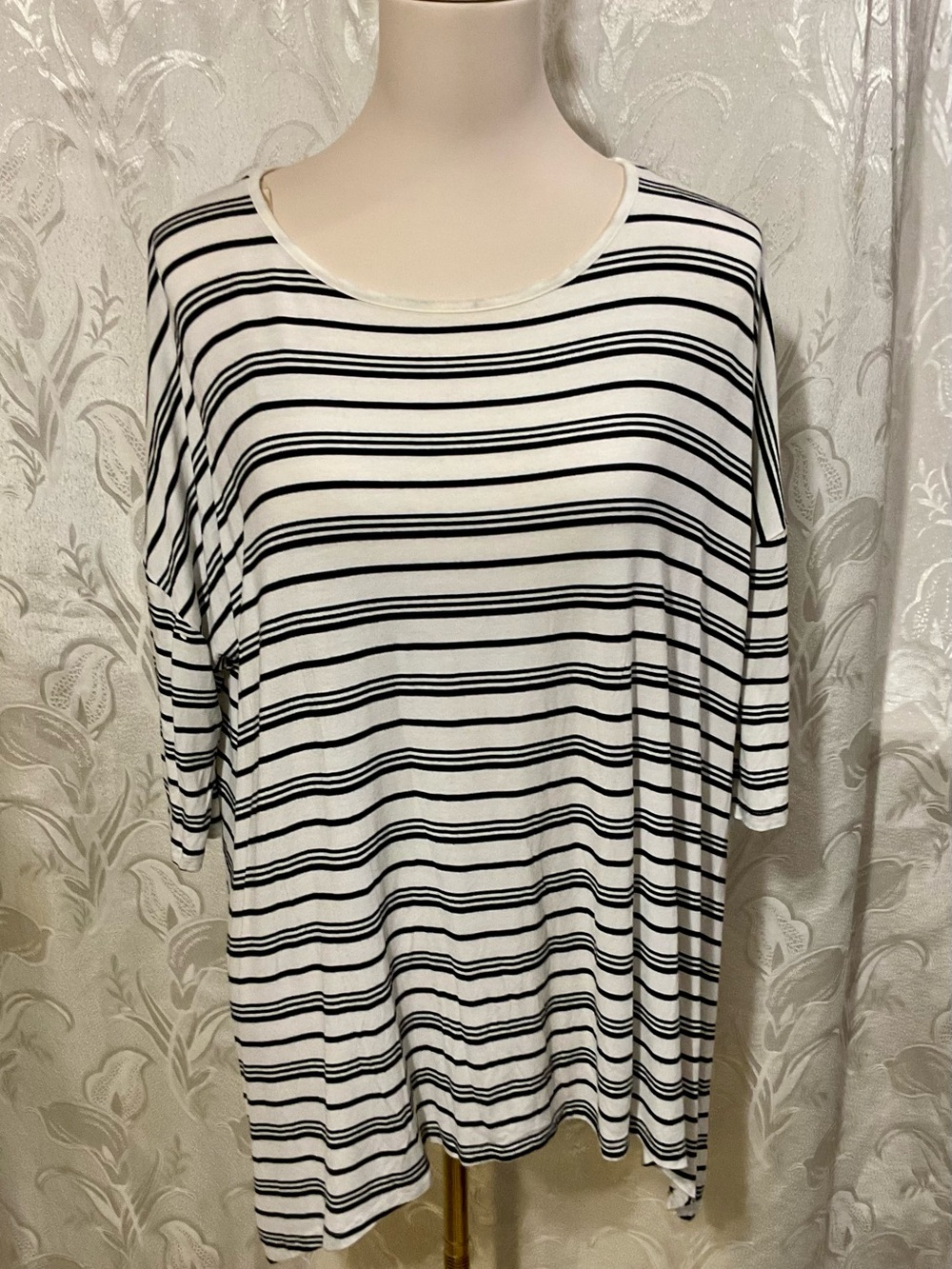 JW Style White and Black Striped Scoop Neck Short Sleeve Tee L